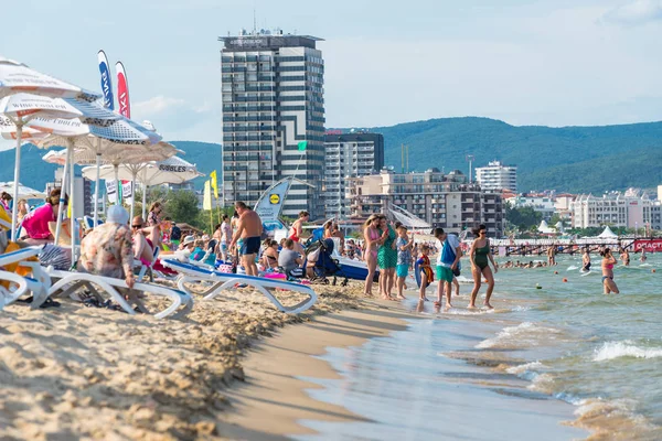 Sunny Beach, Bulgaristan 15 Temmuz 2019. Güzel bir sıcak yaz gününde, Sunny Beach, Bulgaristan' da Karadeniz sahilinde turist kalabalığı.