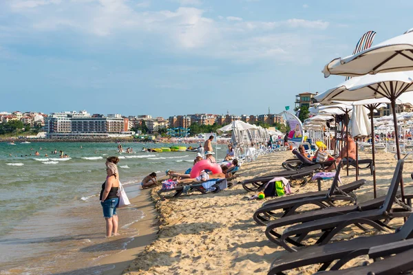 Sunny Beach, Bulgaristan 15 Temmuz 2019. Güzel bir sıcak yaz gününde, Sunny Beach, Bulgaristan' da Karadeniz sahilinde turist kalabalığı.