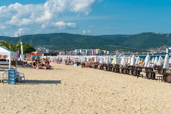 Sunny Beach, Bulgaristan 15 Temmuz 2019. Güzel bir sıcak yaz gününde, Sunny Beach, Bulgaristan' da Karadeniz sahilinde turist kalabalığı.