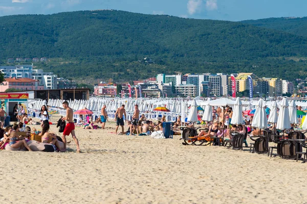 Sunny Beach, Bulgaristan 15 Temmuz 2019. Güzel bir sıcak yaz gününde, Sunny Beach, Bulgaristan' da Karadeniz sahilinde turist kalabalığı.