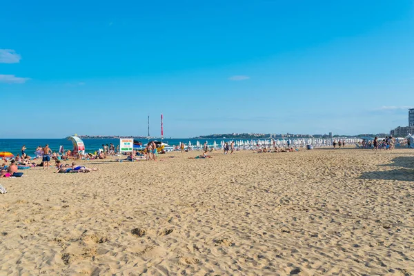 Sunny Beach, Bulgaristan 15 Temmuz 2019. Güzel bir sıcak yaz gününde, Sunny Beach, Bulgaristan' da Karadeniz sahilinde turist kalabalığı.