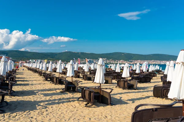 Sunny Beach, Bulgaristan 15 Temmuz 2019. Güzel bir sıcak yaz gününde, Sunny Beach, Bulgaristan' da Karadeniz sahilinde turist kalabalığı.