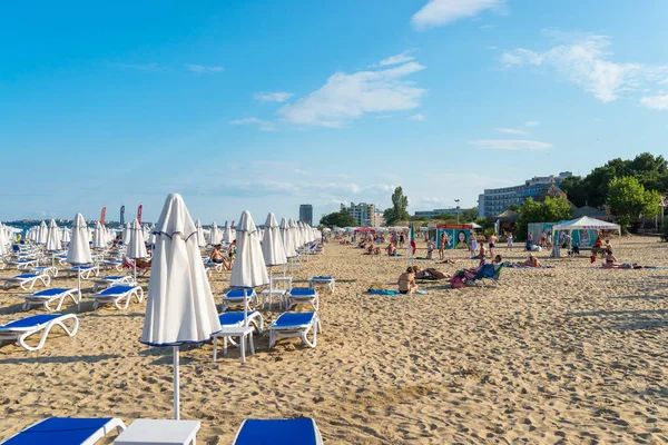 Sunny Beach, Bulgaristan 15 Temmuz 2019. Güzel bir sıcak yaz gününde, Sunny Beach, Bulgaristan' da Karadeniz sahilinde turist kalabalığı.