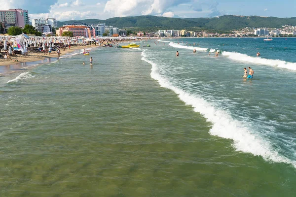Sunny Beach, Bulgaristan 15 Temmuz 2019. Güzel bir sıcak yaz gününde, Sunny Beach, Bulgaristan' da Karadeniz sahilinde turist kalabalığı.