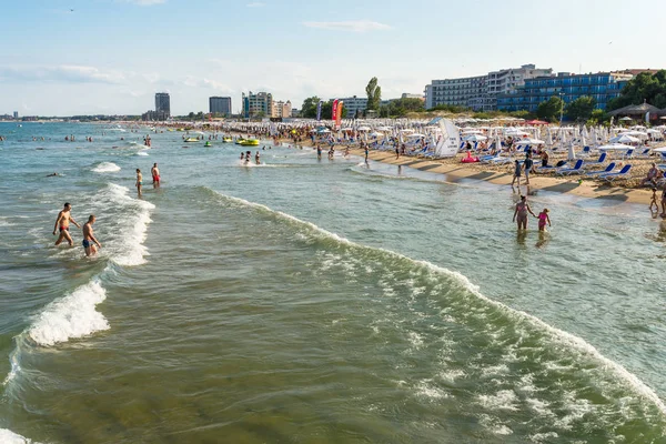 Sunny Beach, Bulgaristan 15 Temmuz 2019. Güzel bir sıcak yaz gününde, Sunny Beach, Bulgaristan' da Karadeniz sahilinde turist kalabalığı.