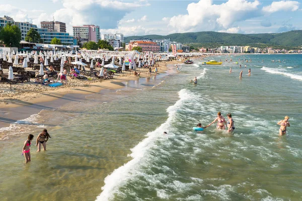 Sunny Beach, Bulgaristan 15 Temmuz 2019. Güzel bir sıcak yaz gününde, Sunny Beach, Bulgaristan' da Karadeniz sahilinde turist kalabalığı.