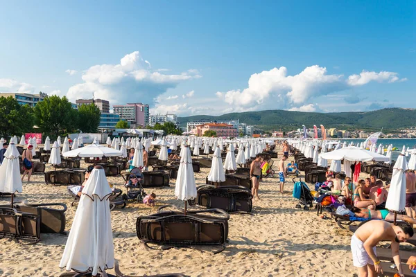 Sunny Beach, Bulgaristan 15 Temmuz 2019. Güzel bir sıcak yaz gününde, Sunny Beach, Bulgaristan' da Karadeniz sahilinde turist kalabalığı.