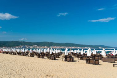 Sunny Beach, Bulgaristan 15 Temmuz 2019. Güzel bir sıcak yaz gününde, Sunny Beach, Bulgaristan' da Karadeniz sahilinde turist kalabalığı.