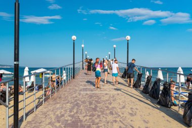 Sunny Beach, Bulgaristan 15 Temmuz 2019. Güzel bir sıcak yaz gününde, Sunny Beach, Bulgaristan' da Karadeniz sahilinde turist kalabalığı.
