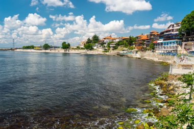 Nessebar, Bulgaristan 15 Temmuz 2019. Bulgaristan'ın tarihi Nessebar kentinde ada plajında turistler, güzel bir sıcak yaz gününde.