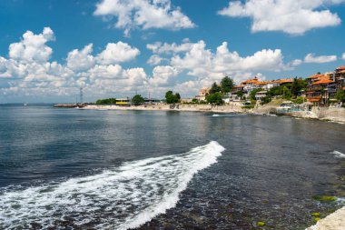 Nessebar, Bulgaristan 15 Temmuz 2019. Bulgaristan'ın tarihi Nessebar kentinde ada plajında turistler, güzel bir sıcak yaz gününde.
