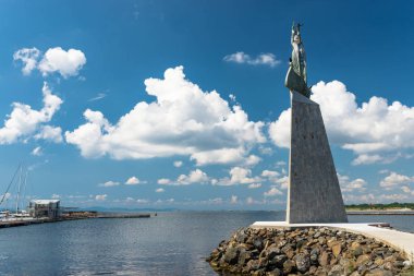 Nessebar, Bulgaristan 15 Temmuz 2019. Bulgaristan'da Nessebar'da aziz Nicholas heykeli. Nessebar'da popüler bir simge. Nessebar arazi ve ada parçası bağlayan geçit te bulunan.