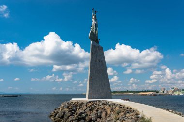 Nessebar, Bulgaristan 15 Temmuz 2019. Bulgaristan'da Nessebar'da aziz Nicholas heykeli. Nessebar'da popüler bir simge. Nessebar arazi ve ada parçası bağlayan geçit te bulunan.