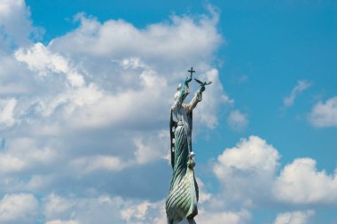 Nessebar, Bulgaristan 15 Temmuz 2019. Bulgaristan'da Nessebar'da aziz Nicholas heykeli. Nessebar'da popüler bir simge. Nessebar arazi ve ada parçası bağlayan geçit te bulunan.