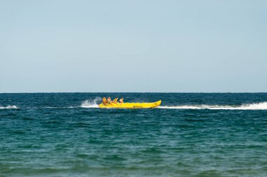 Sunny Beach, Bulgaristan 13 Temmuz 2019. Bulgaristan'da Sunny Beach kıyılarında Karadeniz'de bir motorbot tarafından çekilen insanlar ile şişme eğlence muz tekne.