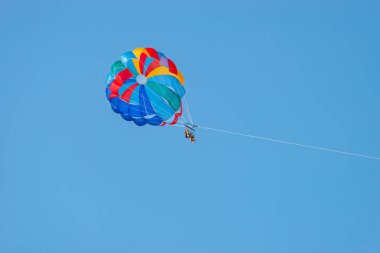 Sunny Beach, Bulgaristan 13 Temmuz 2019. Bir motorbot, Bulgaristan'ın Sunny Beach açıklarında Karadeniz'de iki turistle birlikte paraşüt çekiyor. Parasailing uygulayan turistler.