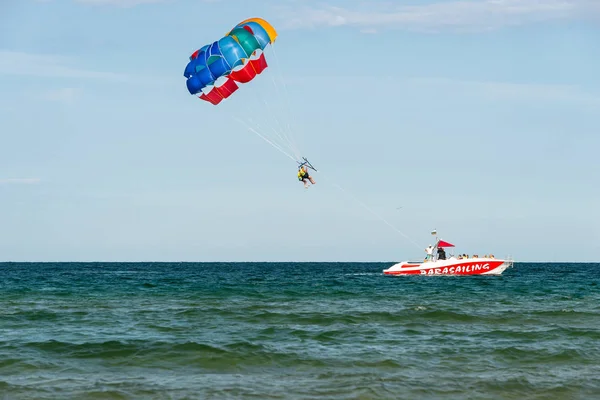 Sunny Beach Bulgaria July 2019 Motorboat Pulls Parachute Two Tourists — Stock Photo, Image