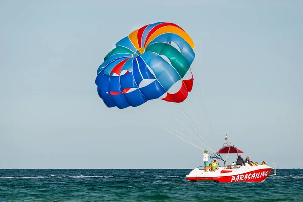 Sunny Beach Bulgaria July 2019 Motorboat Pulls Parachute Two Tourists — Stock Photo, Image