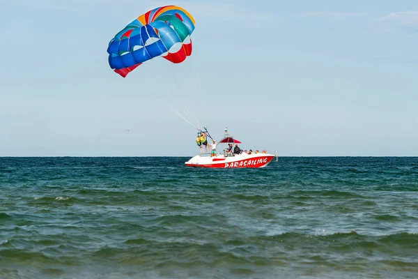 Sonnenstrand Bulgarien Juli 2019 Ein Motorboot Zieht Einen Fallschirm Mit — Stockfoto