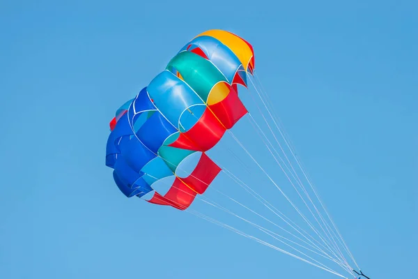 모터보트가 끌어당기는 패러세일링에 사용되는 다채로운 낙하산의 클로즈업 — 스톡 사진