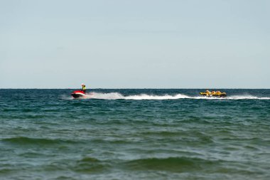 Sunny Beach, Bulgaristan 13 Temmuz 2019. Bulgaristan'da Sunny Beach kıyılarında Karadeniz'de bir su scooter tarafından çekildi insanlar üzerinde tutarak bir şişme pontoon.