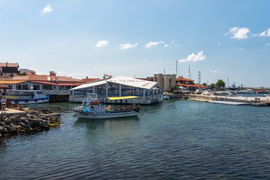 Nessebar, Bulgaristan 15 Temmuz 2019. Güzel bir sıcak günde Bulgaristan'ın Nessebar Karadeniz kıyısında Deniz limanı.