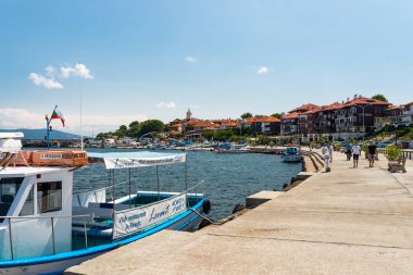 Nessebar, Bulgaristan 15 Temmuz 2019. Güzel bir sıcak günde Bulgaristan'ın Nessebar Karadeniz kıyısında Deniz limanı.