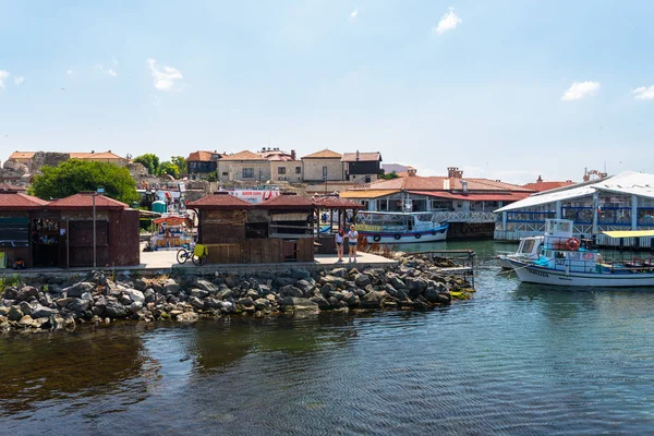 Nessebar, Bulgaristan 15 Temmuz 2019. Güzel bir sıcak günde Bulgaristan'ın Nessebar Karadeniz kıyısında Deniz limanı.