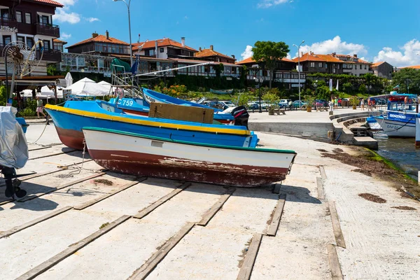 Nessebar, Bulgaristan 15 Temmuz 2019. Güzel bir sıcak günde Bulgaristan'ın Nessebar Karadeniz kıyısında Deniz limanı.