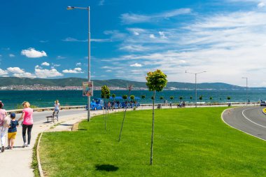 Nessebar, Bulgaristan 11 Temmuz 2019. Karadeniz kıyısındaki yol Sunny Beach'ten Bulgaristan'ın tarihi Nessebar kentine kadar uzanan bir yol. Turist taşıyan tren şeklinde şehir içi ulaşım.