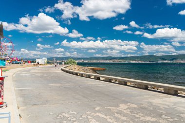 Nessebar, Bulgaristan 11 Temmuz 2019. Karadeniz kıyısındaki yol Sunny Beach'ten Bulgaristan'ın tarihi Nessebar kentine kadar uzanan bir yol. Bir lunapark görünür.