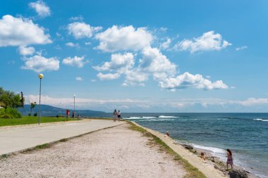 Nessebar, Bulgaristan 11 Temmuz 2019. Bulgaristan'ın tarihi Nessebar şehrine Sunny Beach giden Karadeniz kıyısında Yol.