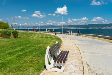 Nessebar, Bulgaristan 11 Temmuz 2019. Karadeniz kıyısındaki yol Sunny Beach'ten Bulgaristan'ın tarihi Nessebar kentine kadar uzanan bir yol. Ahşap koltuklu görünür beton tezgah.