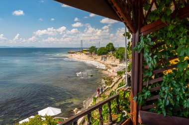Nessebar, Bulgaristan 15 Temmuz 2019. Bulgaristan'ın tarihi Nessebar kentinde ada plajında turistler, güzel bir sıcak yaz gününde.