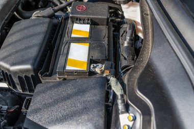 Kırmızı artı sembolü ile pozitif pil hücresi ucu plastik kapak, pil motor bölmesi yerleştirilir.