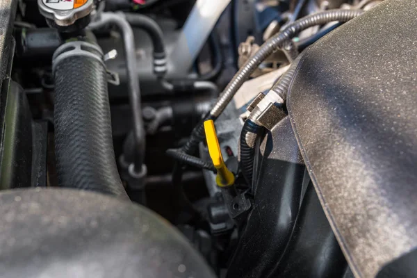 Дипстик Проверки Уровня Масла Автомобильном Двигателе Желтым Цветом — стоковое фото