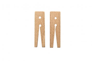 Kırpma yolu olan beyaz bir arka plan üzerinde izole edilmiş iki eski, ahşap klips.