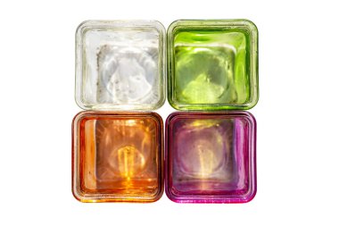 Tealights için renkli cam bardak, düz yatıyordu, bir kırpma yolu ile beyaz bir arka plan üzerinde izole.
