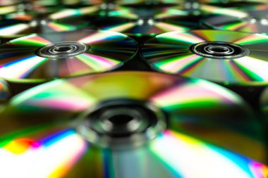 Cds / Dvdışık renkli yansımaları ile siyah bir arka plan üzerinde yalan.