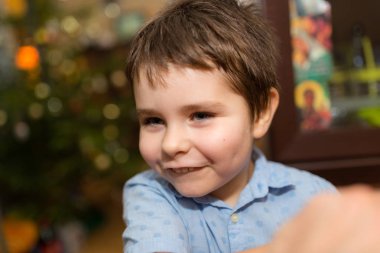 Çocuk odasında birkaç yıl gülümseyen, güzel bir çocuk portresi.