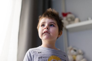 Çocuk odasında birkaç yıl gülümseyen, güzel bir çocuk portresi.