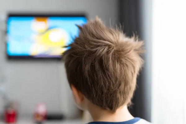 Uma Criança Vários Anos Quarto Olhando Para Televisão Imagem De Stock