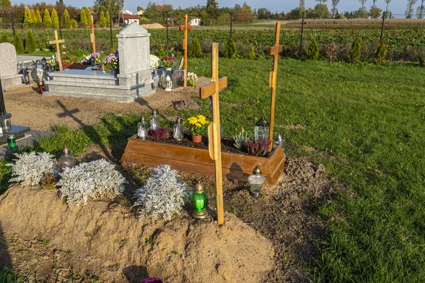 目に見える墓碑と晴れた日に交差する墓地 — ストック写真