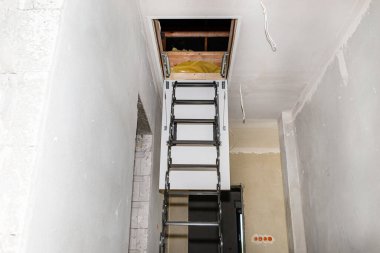 Çatı katına çıkan metal merdivenler, açık kapak ve açık merdivenler, modern görünüş..