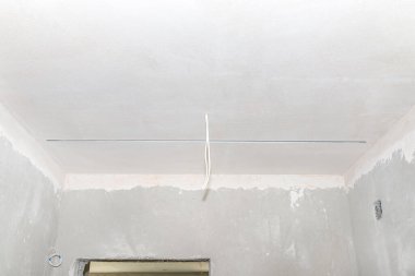 Yeni yapılmış bir evin tavanına konmuş LED ışıklandırma için alüminyum profil.