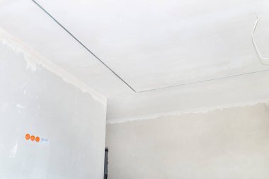 Yeni yapılmış bir evin tavanına konmuş LED ışıklandırma için alüminyum profil.