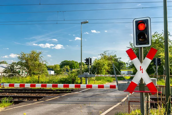 Strzeżony Przejazd Kolejowy Zamkniętymi Barierami Czerwonym Światłem Ostrzegawczym Krzyżem Andrzeja — Zdjęcie stockowe