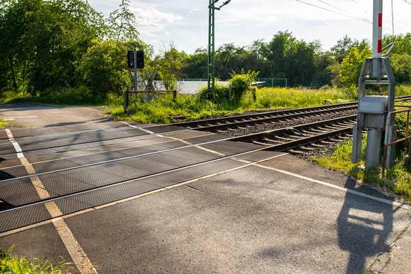 Boş Demiryolu Geçidi Kırsalda Yolda Açık Bariyerlerle — Stok fotoğraf