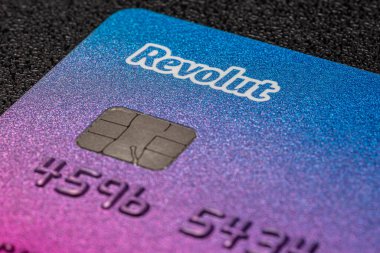 Bonn, Almanya 15 Haziran 2020. Siyah arka planda Revolut elektronik bankasına ait ödeme kartı, makro çekim, mobil bankacılık.