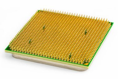 Bir bilgisayar işlemcisinin makro görüntüsü, görünen altın lobutlar, beyaz arkaplanda izole edilmiş..